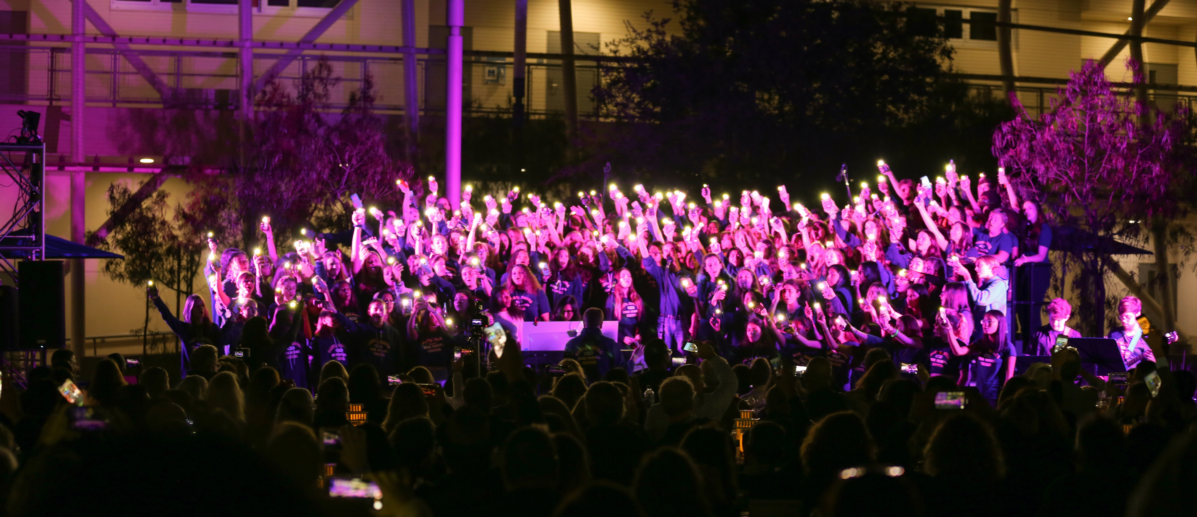 3_Sweet_Serenade_2019_phone_lights